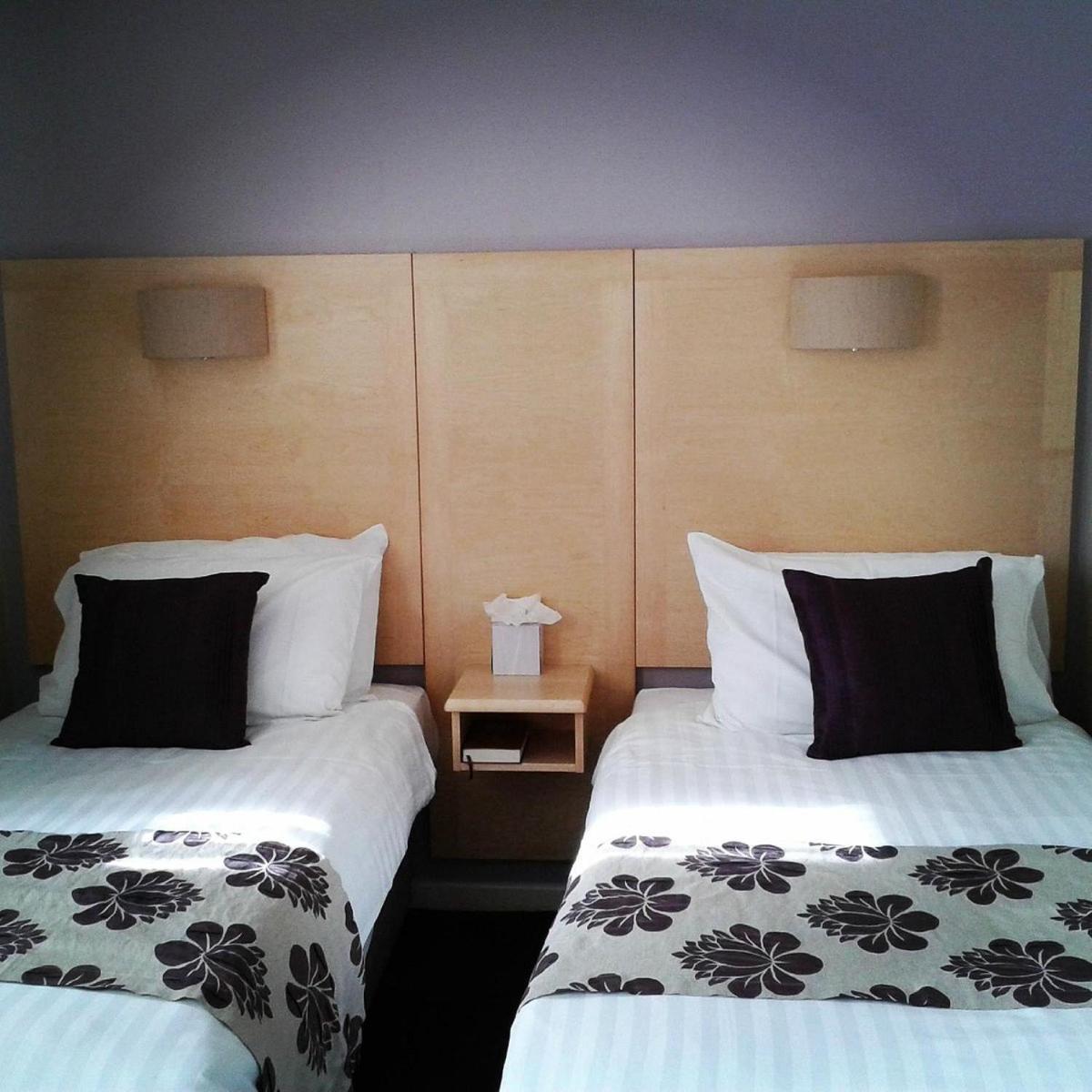 Cambridge Hotel Waterfront Brighouse Buitenkant foto