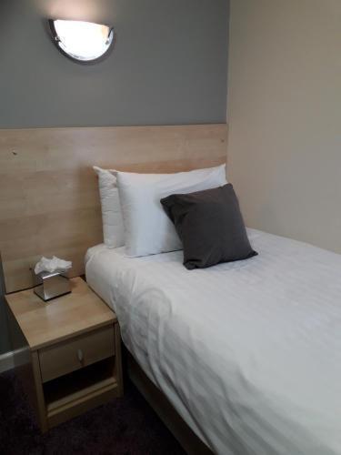 Cambridge Hotel Waterfront Brighouse Buitenkant foto